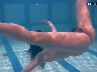 Full Figured Jessica Roberts Uses Her Big Butt Nude In The Pool